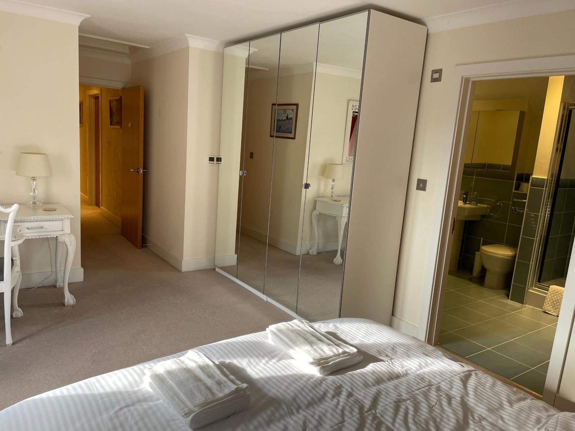 Top Floor En-Suite Double Bedrooms With Great View Of Windsor Castle & Free Parking Екстериор снимка