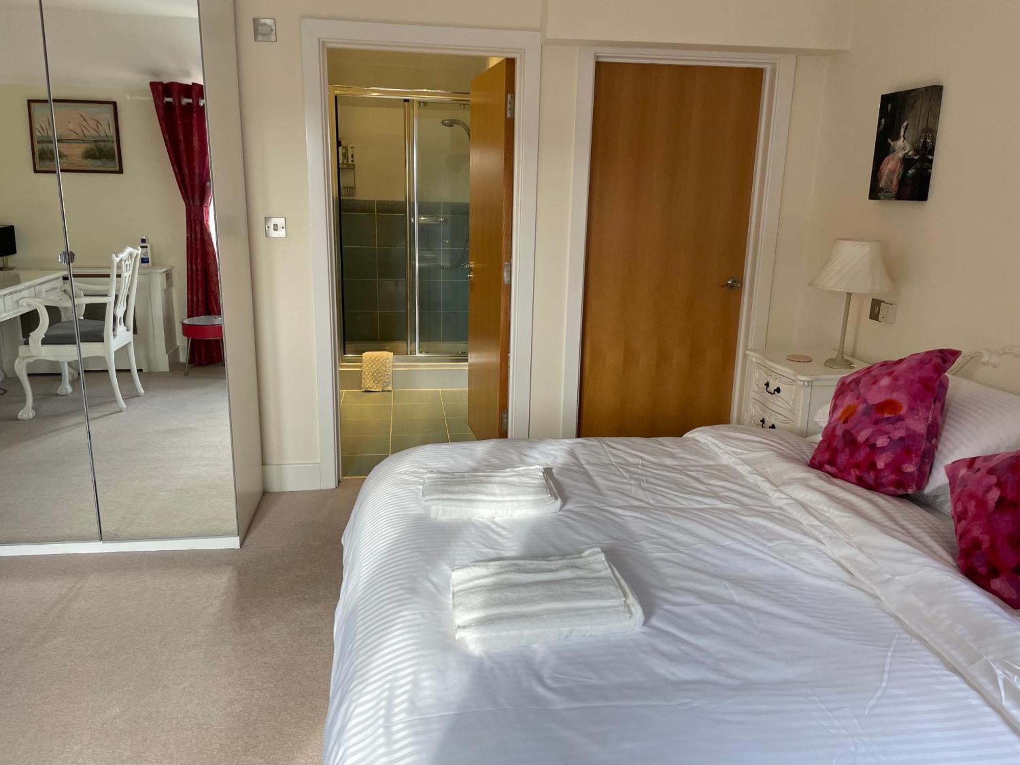 Top Floor En-Suite Double Bedrooms With Great View Of Windsor Castle & Free Parking Екстериор снимка